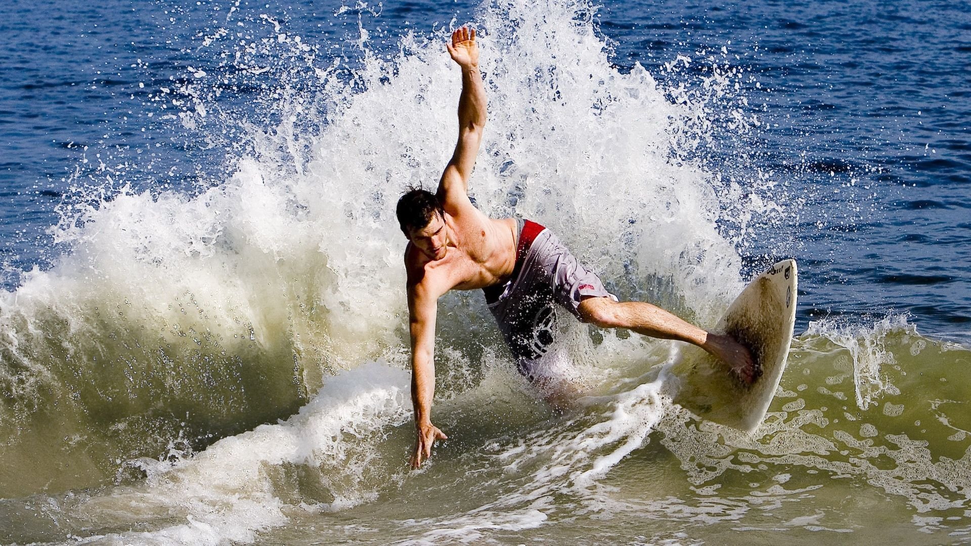 九游在线玩-_赛车手再创速度纪录，刷新赛道新高度_，赛车手最快能跑多少迈  第2张