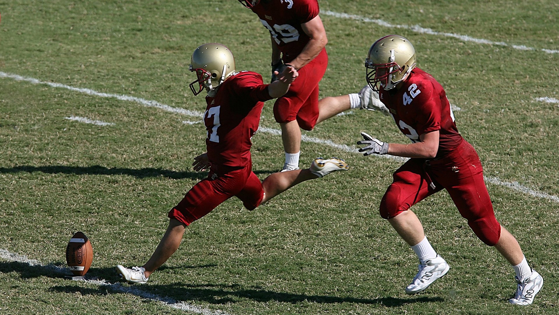 九游下载电脑版官网-_逆境中的坚韧：运动员咬紧牙关完成精彩逆转_，运动员嘴里咬的是什么